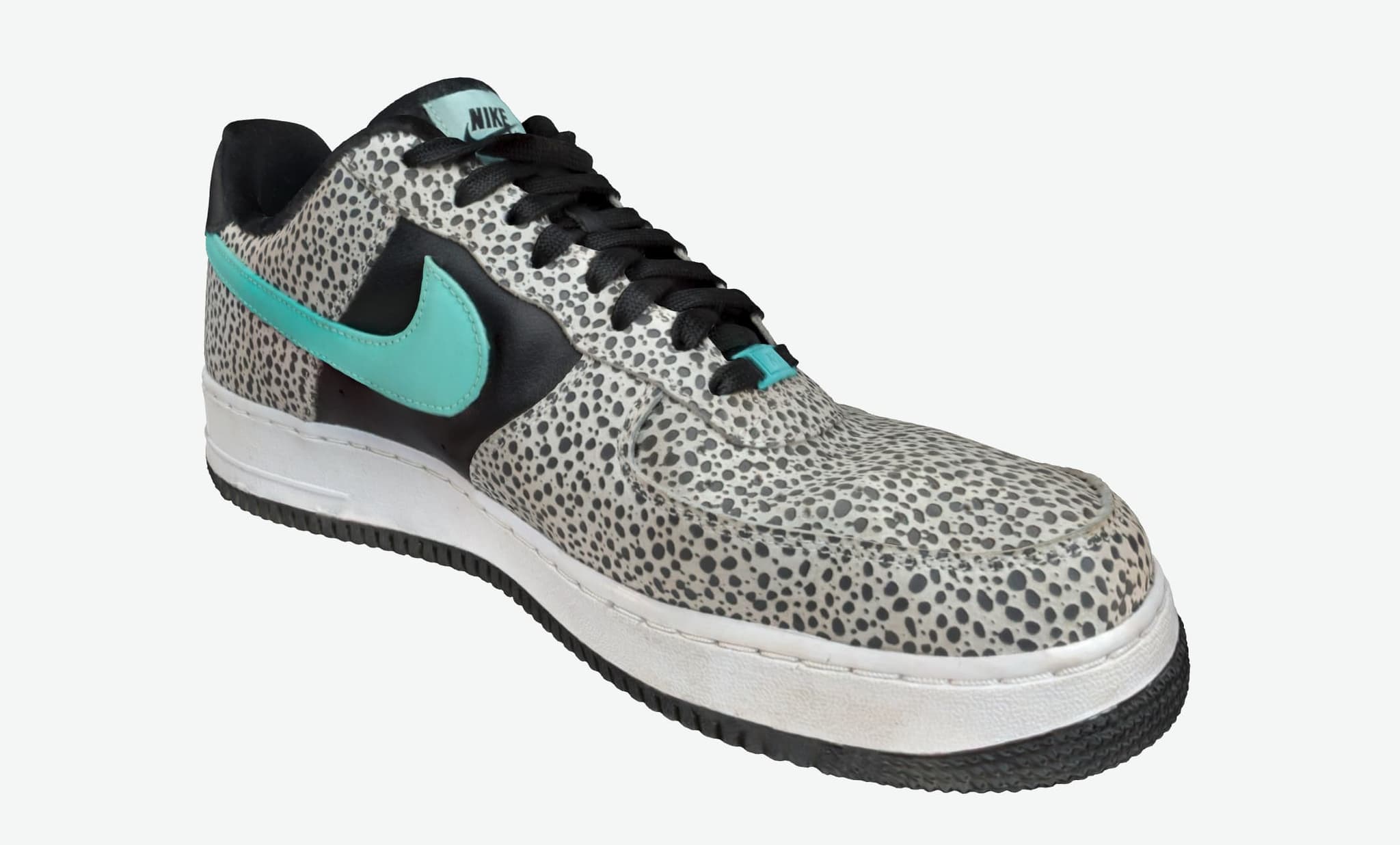 3D product scanning setup showing turntable with fashion product, professional DSLR camera, and controlled lighting for high-detail photogrammetry capture